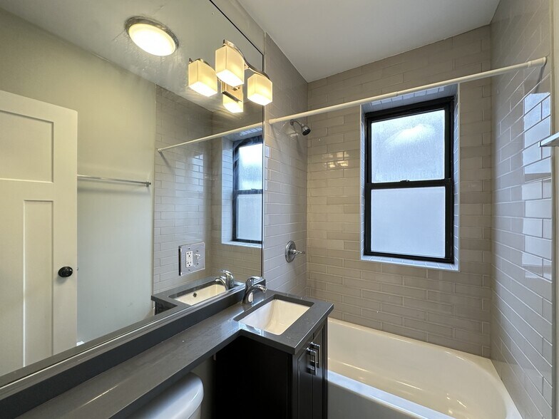 Building Photo - 434.5 W Belden Ave