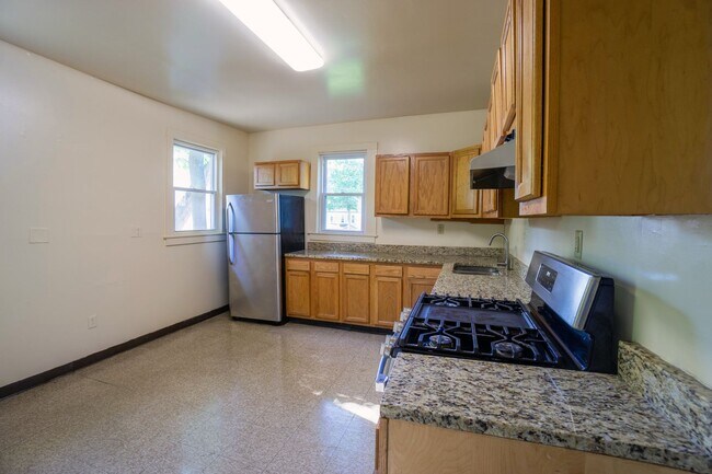 Building Photo - AVAILABLE 8/1/26  3 Story Townhouse On Qui...