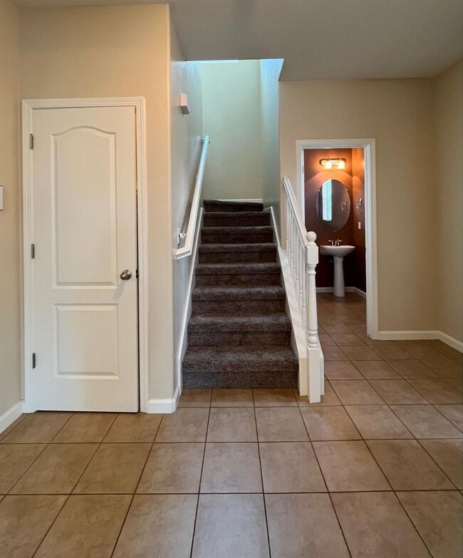 Building Photo - 4 Bedroom NW Fresno Home for Lease