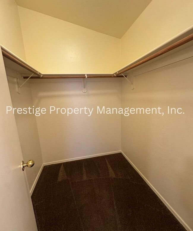 Building Photo - Cozy East Side Home W/ a Den