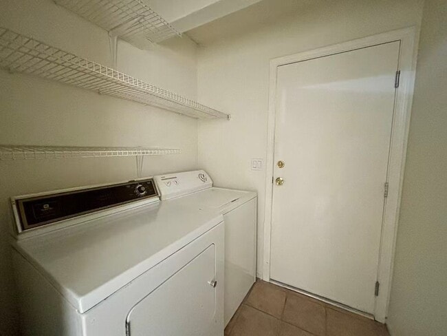 Building Photo - Beautiful one-story single-family home