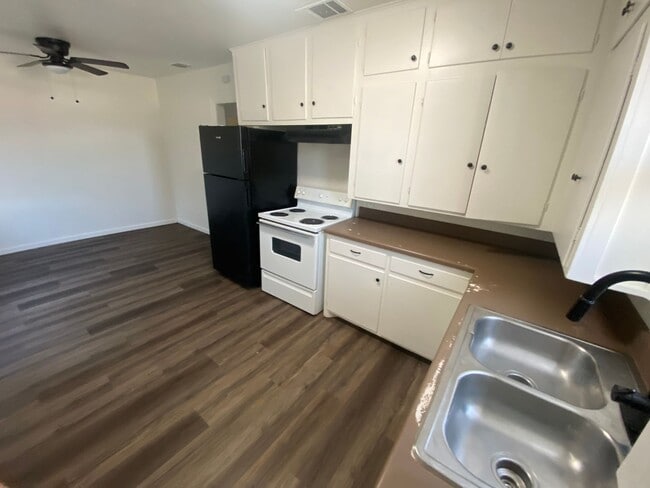 Building Photo - 2 Bed/1 Bath Newly Remodeled Single Family House