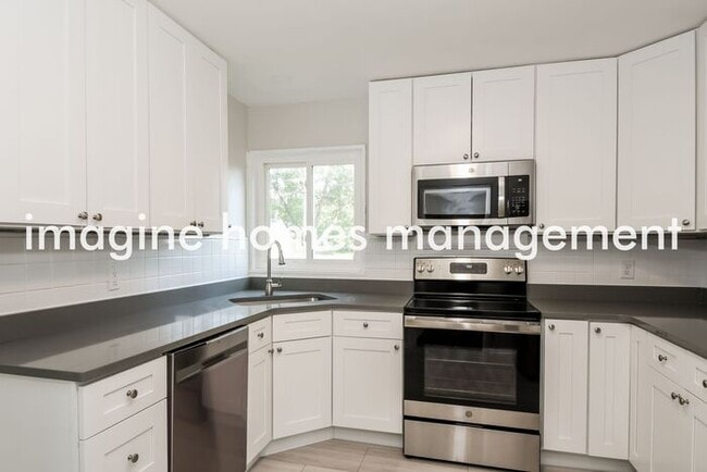 Building Photo - Gorgeous 3 Bedroom Home in St. Louis