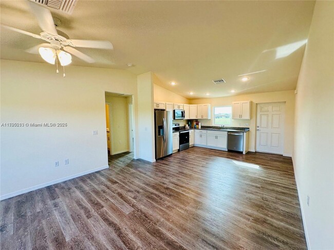 Building Photo - 131 Carousel Ave