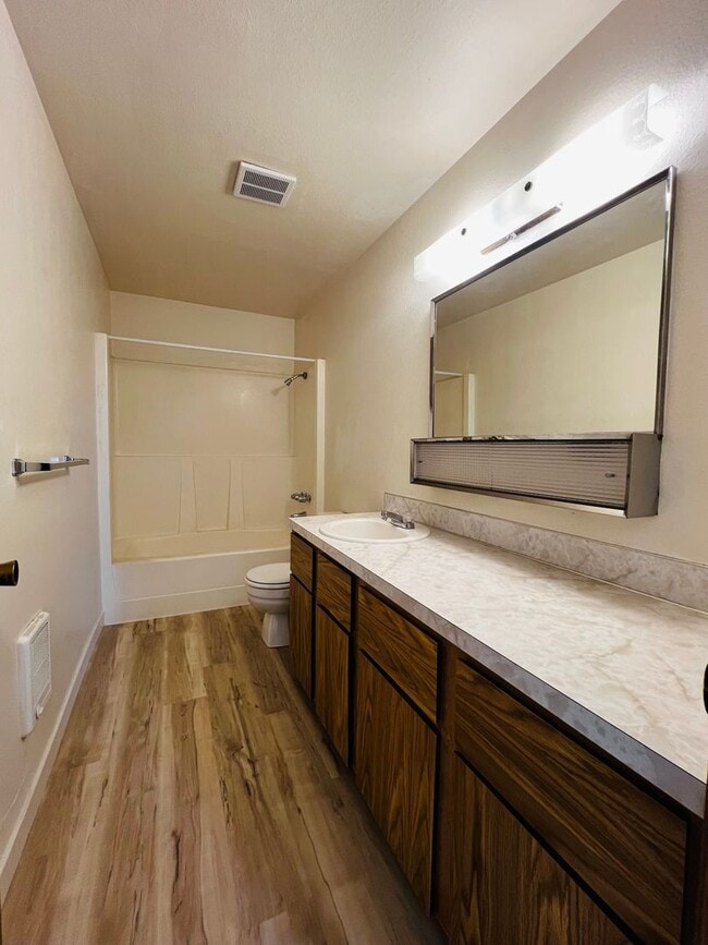 Building Photo - Move in special - HALF off first month's r...