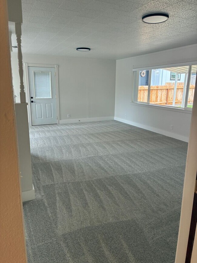 Building Photo - Quiet 3 Bedroom, 2 Bath with Large Backyard