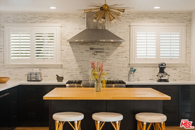 Building Photo - 6031 Mesa Ave