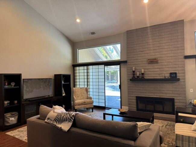 Building Photo - Gorgeous 3-Bedroom House in Gold River wit...