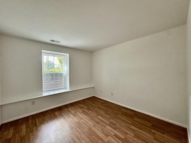 Building Photo - 1645 Arlyn Cir