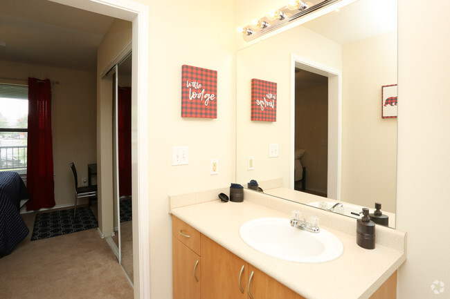 2 Bd, 2 Ba 815 SF - The Oasis