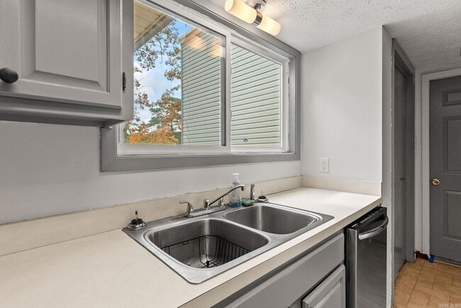 Building Photo - 102 Windwood Ln