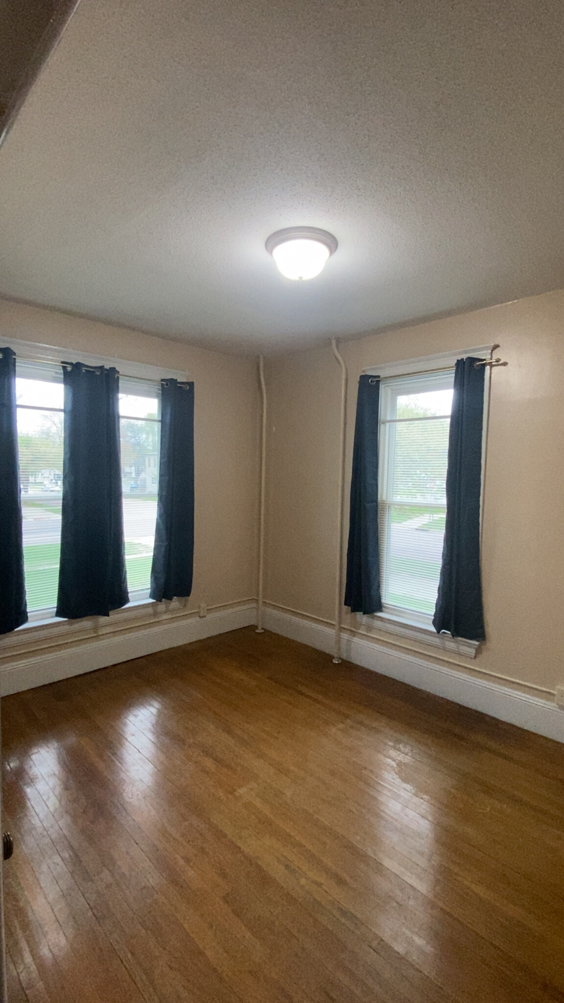living room - 305 E Elm St