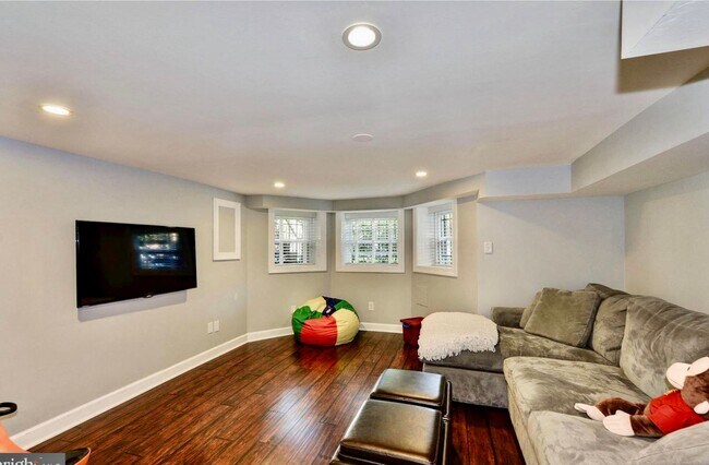 Building Photo - SPACIOUS 3 BED BROWNSTONE with PARKING, YARD and 2 DECKS!