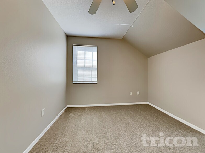Building Photo - 10211 Summerview Cir