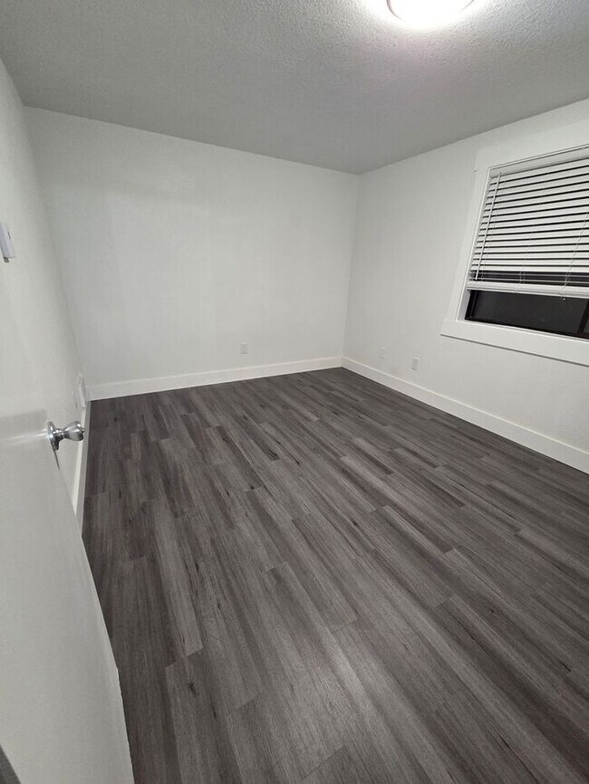 Building Photo - Must see Interior!! Tacoma 5 Bed with Large Fenced Back Yard on Dead End Street!