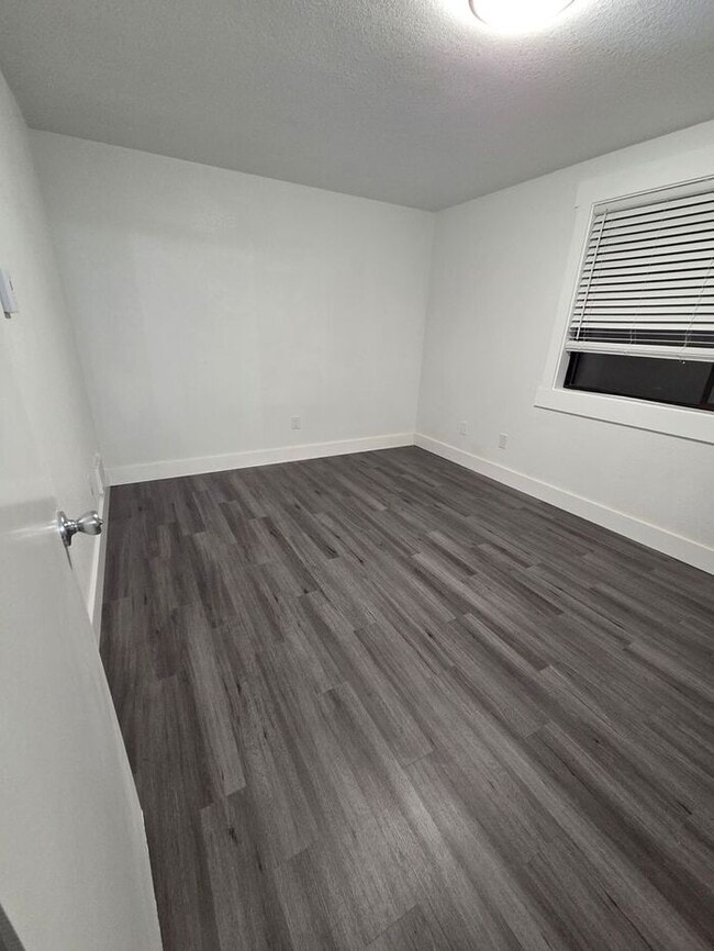 Building Photo - Tacoma 5 Bed, 2 Bath Split Level With Large Fenced Back Yard on Dead End Street!