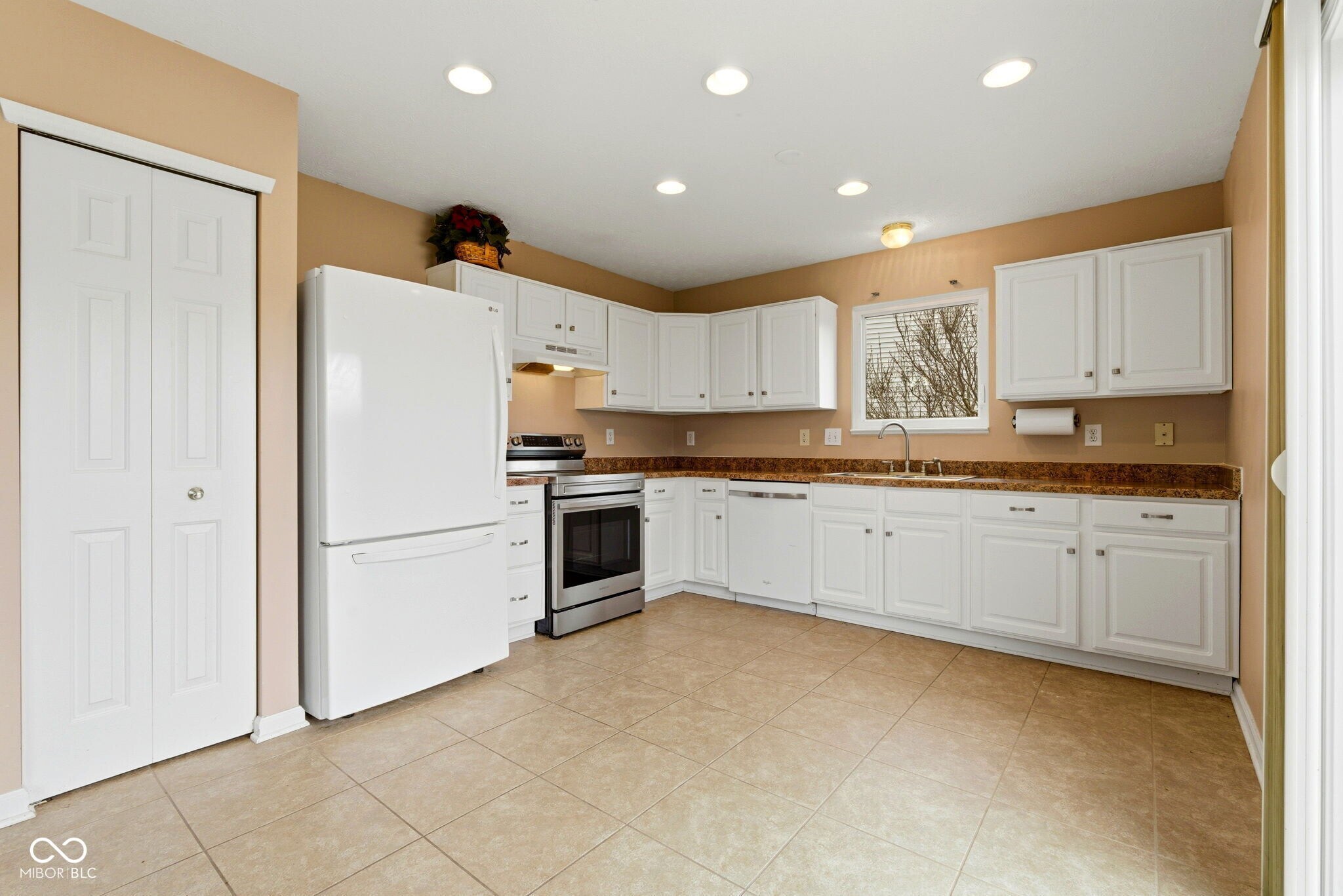 Building Photo - 781 Hollowood Ln