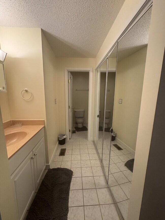 Building Photo - Charming furnished ground level Mountain Condo.