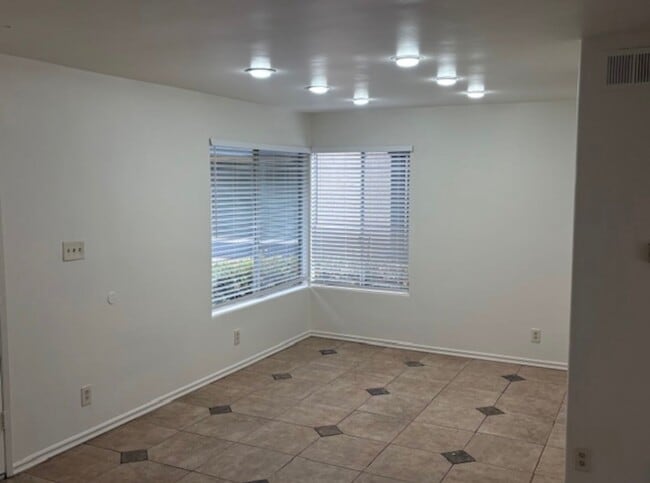 Building Photo - Half off 1st Month Rent!!  Extra large 3bd...