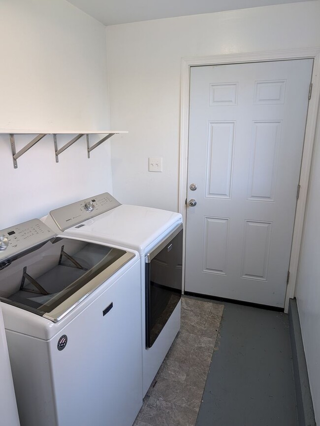 Building Photo - 25029 Minkler Rd