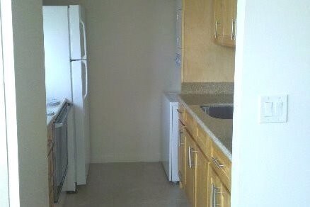 Kitchen with Washer/Dryer - 400 Hobron Ln