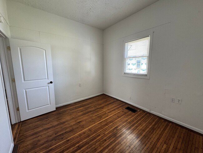 Building Photo - Near Westside 4 Bedroom 2 Bath