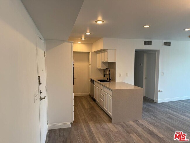 Building Photo - 1351 N Crescent Heights Blvd