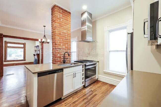 Building Photo - 212 W Irvington Pl