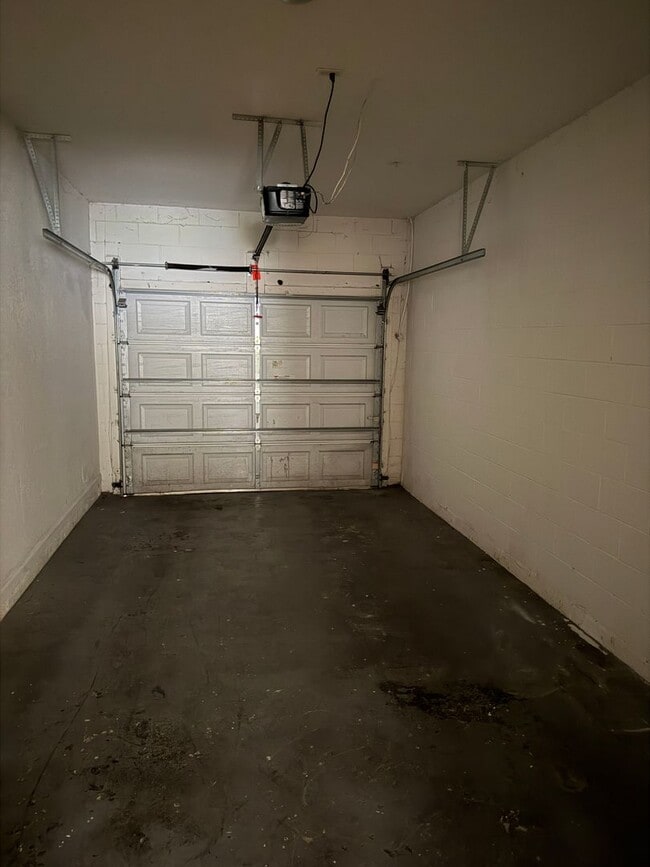 Building Photo - 3 Bed 2.5 Bath Townhouse For Rent in Metro...
