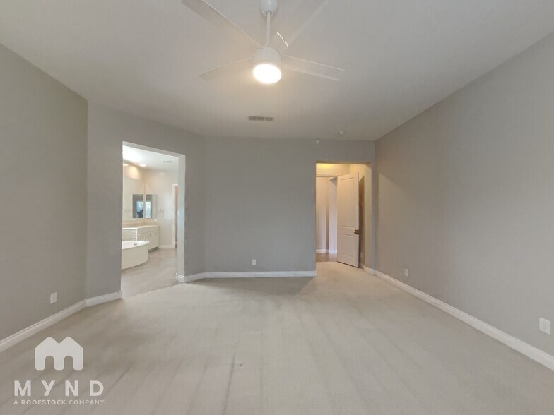 Building Photo - 3690 E Alfalfa Dr