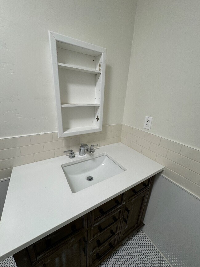 Building Photo - 460 W 600 N