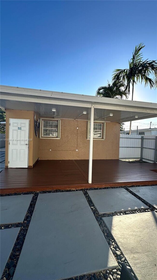 Building Photo - 340 SW 78th Ave