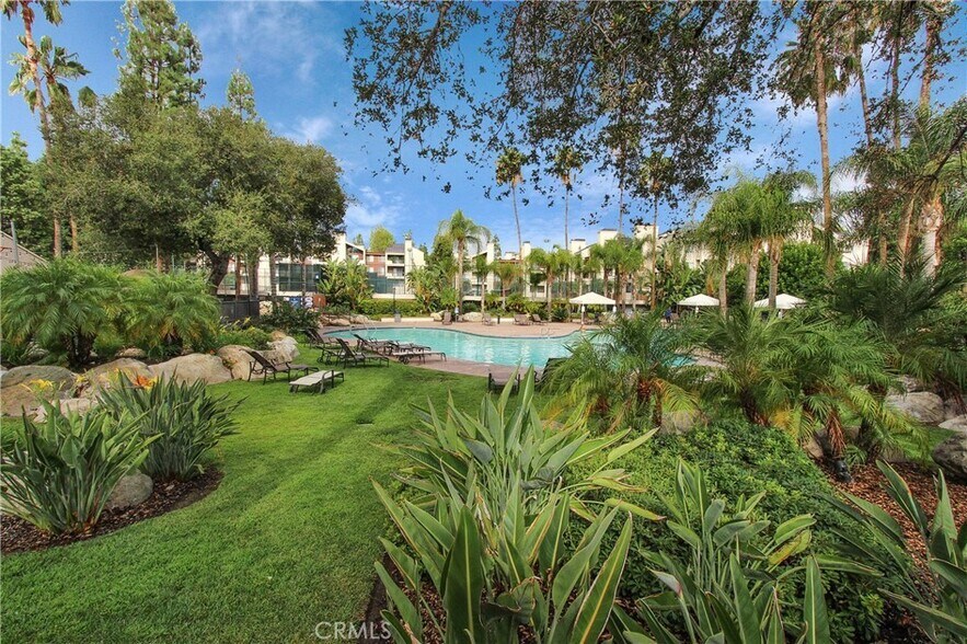 Building Photo - 21450 Burbank Blvd