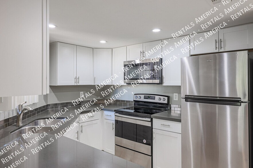 Building Photo - 4850 E Desert Cove Ave