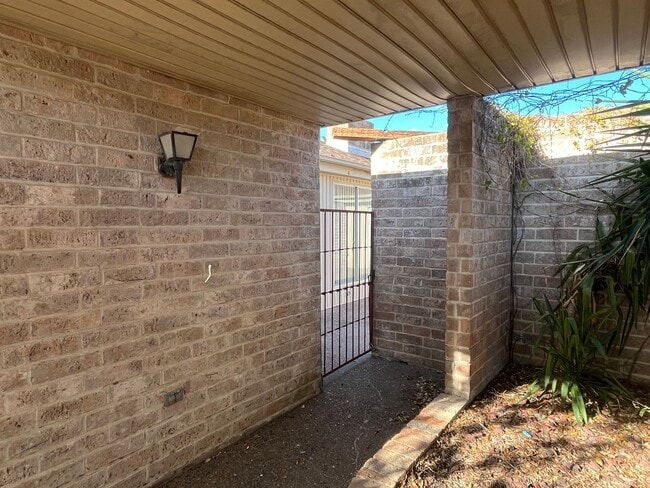 Building Photo - Southside Duplex w/ Two Car Garage