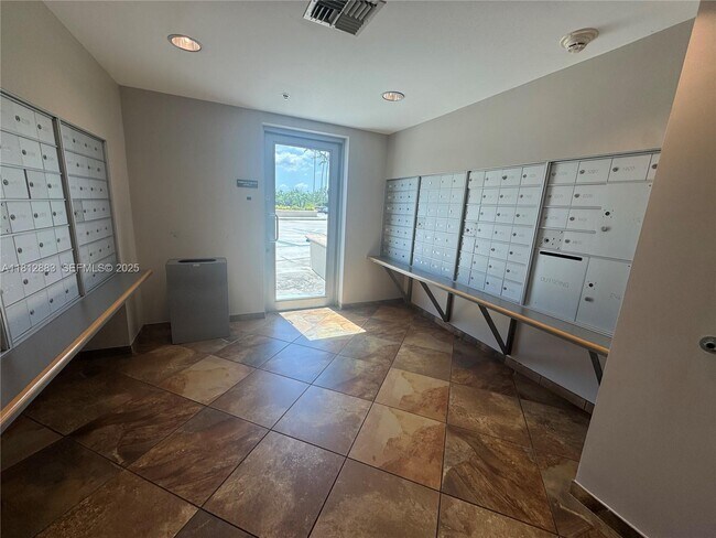 Building Photo - 2641 N Flamingo Rd