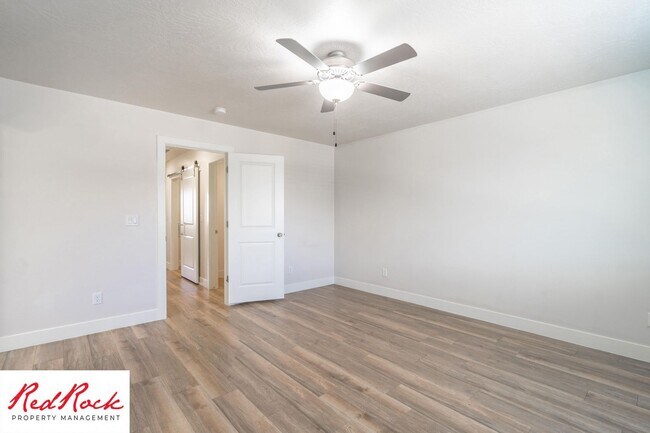 Building Photo - Pet friendly 3 Bedroom Townhome in Washington!