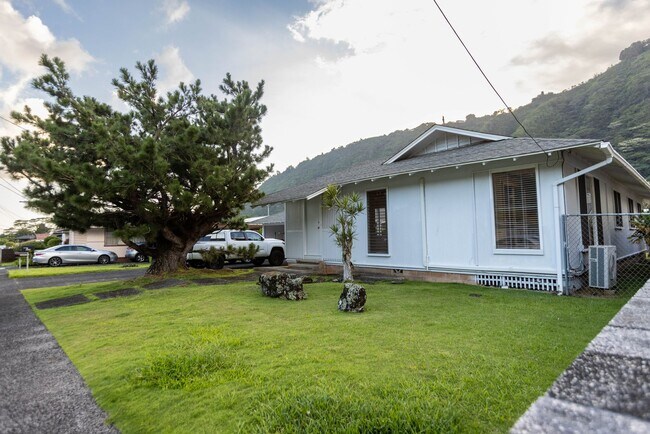 Building Photo - Well Maintained home in Manoa Valley, 3 bedrooms, 2 baths