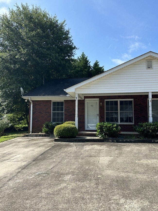 Building Photo - 82 Valley Dr