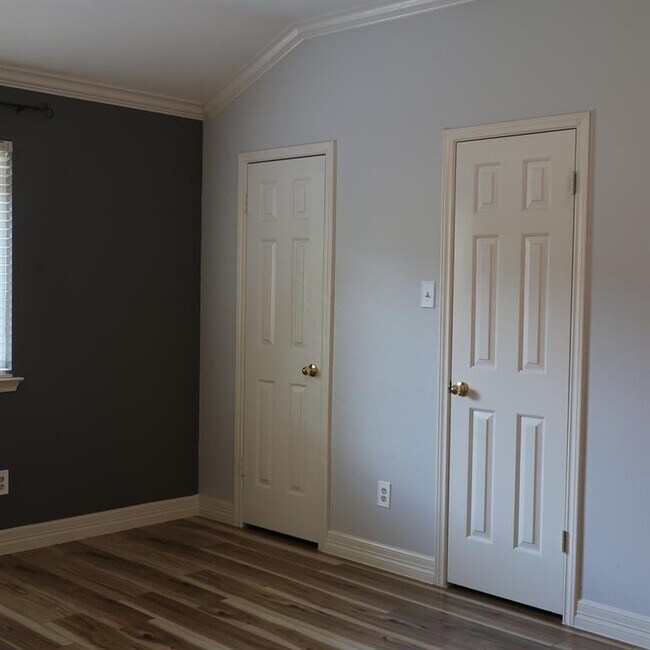 Building Photo - 1714 Oak Ridge Dr