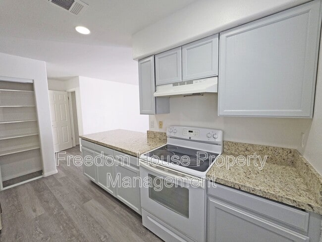 Building Photo - 670 Bourbon St