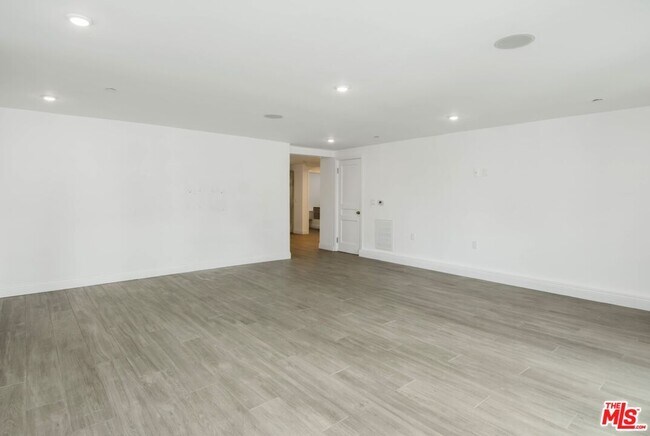 Building Photo - 1105 Alta Loma Rd