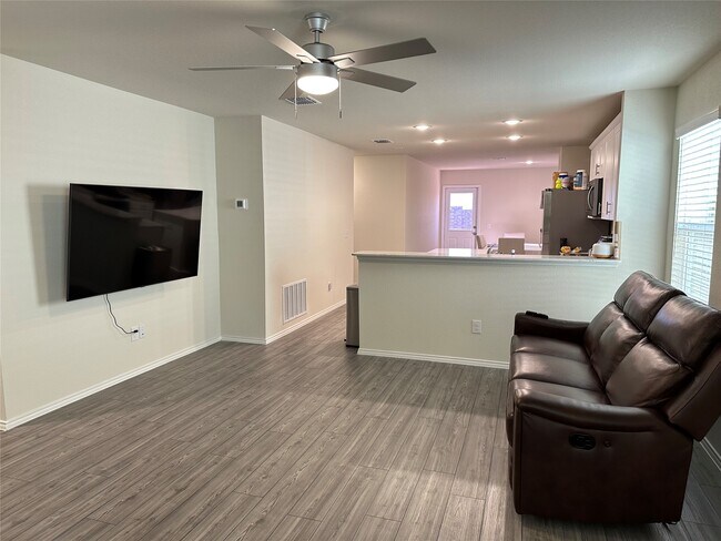 Building Photo - 333 Grenada Lk Dr