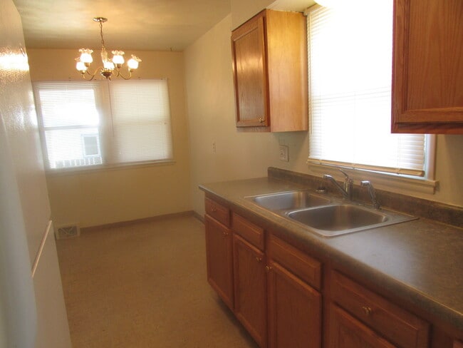 Building Photo - 3 BEDROOM | 1 BATH | CARPORT | SOUTH