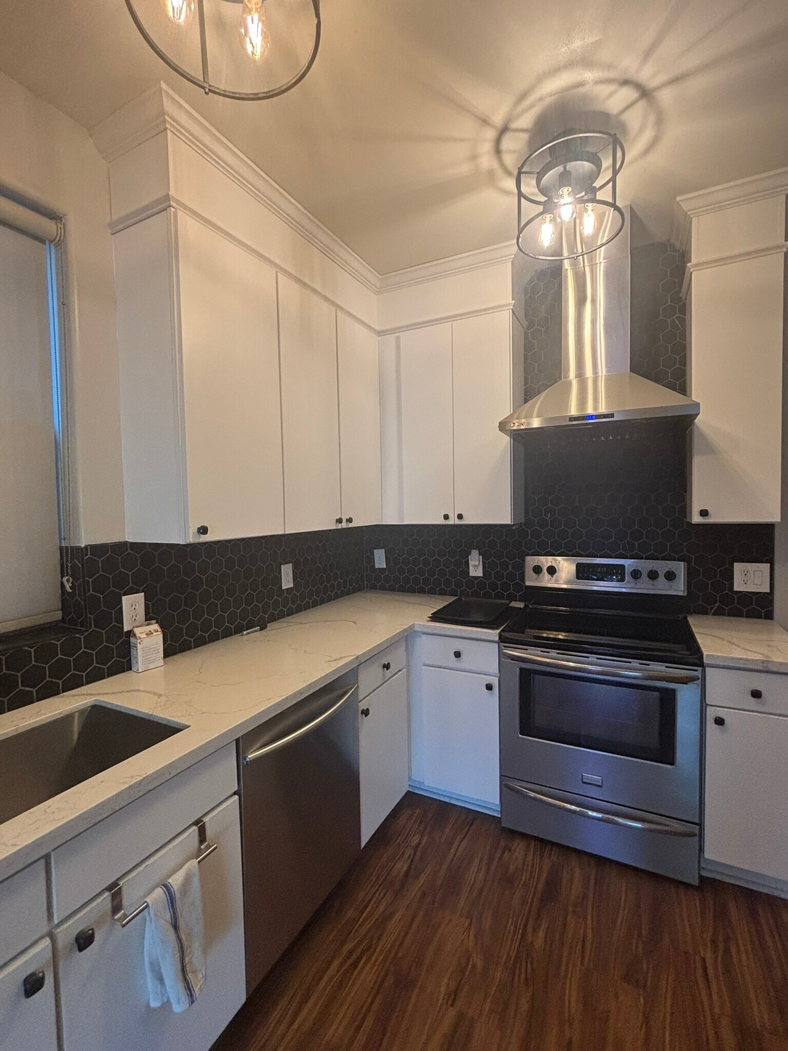 Building Photo - 615 E Portland St