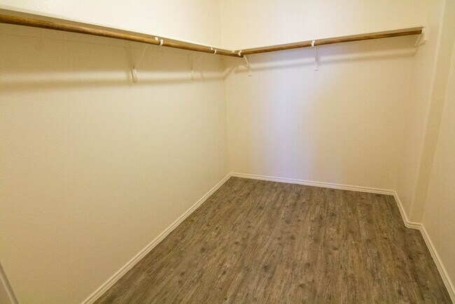 Building Photo - Oakwood Forest - 2117 Oakwood Forest Drive...