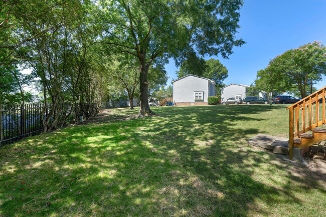 Building Photo - Charming End Unit Townhome near Downtown D...