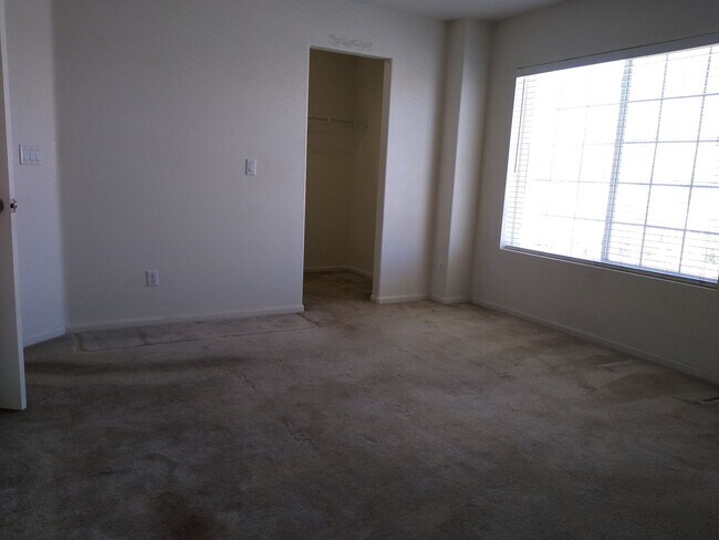 Building Photo - Massive and Expansive 5 Bedroom Green Vall...