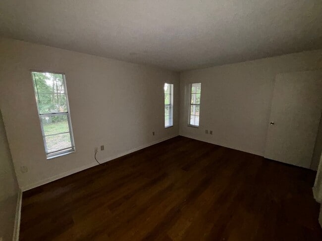 Building Photo - 2/2 Fully Renovated Home in Silver Springs...