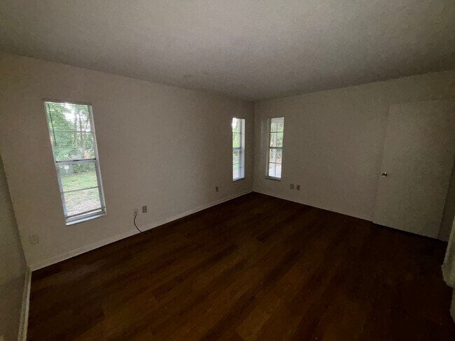 Building Photo - 2/2 Fully Renovated Home in Silver Springs Shores